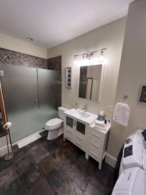 Historic Corner Apartment With Patio & Off Street Parking Portland Extérieur photo