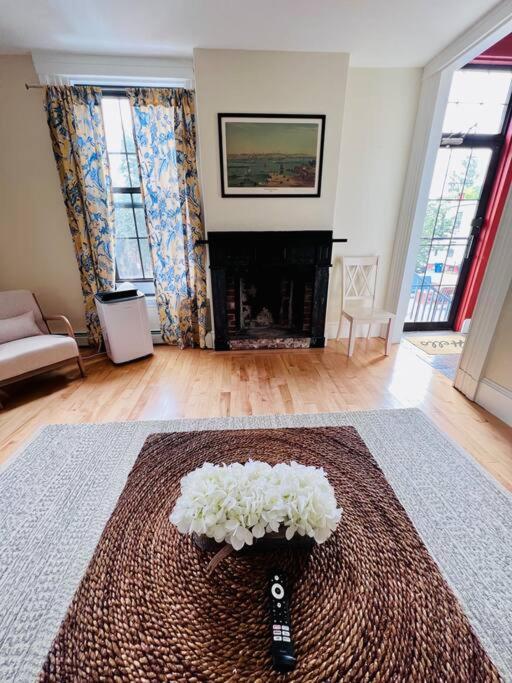 Historic Corner Apartment With Patio & Off Street Parking Portland Extérieur photo