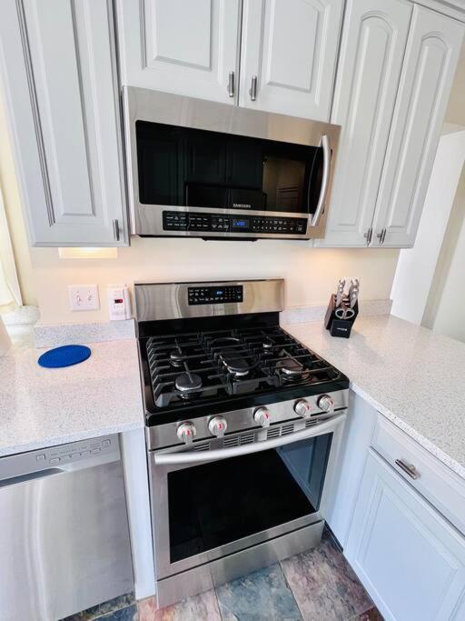 Historic Corner Apartment With Patio & Off Street Parking Portland Extérieur photo