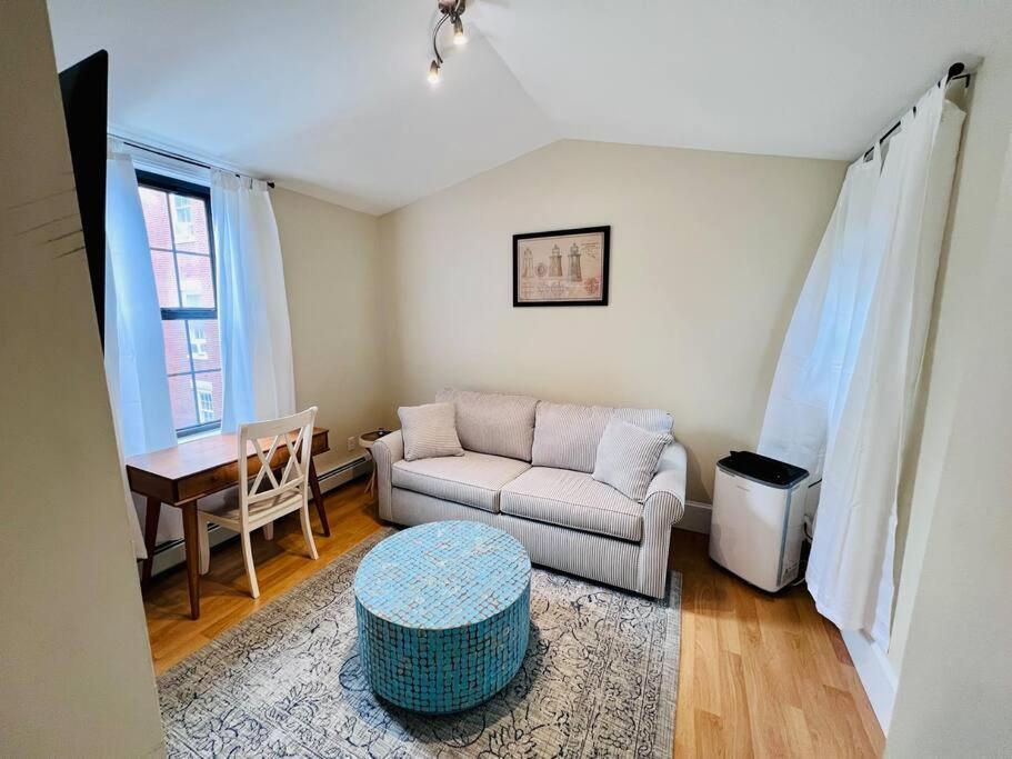 Historic Corner Apartment With Patio & Off Street Parking Portland Extérieur photo