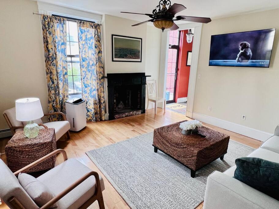 Historic Corner Apartment With Patio & Off Street Parking Portland Extérieur photo