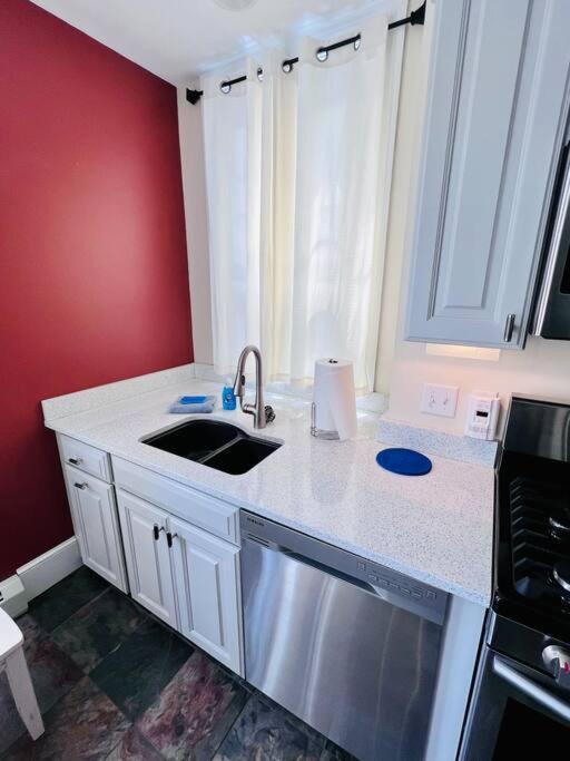 Historic Corner Apartment With Patio & Off Street Parking Portland Extérieur photo