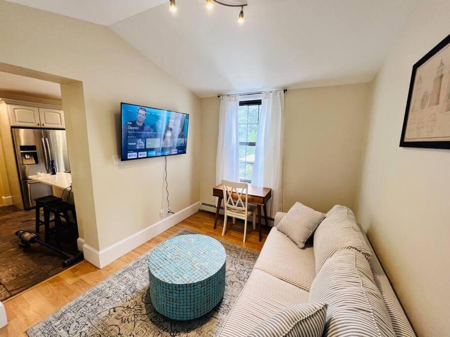 Historic Corner Apartment With Patio & Off Street Parking Portland Extérieur photo