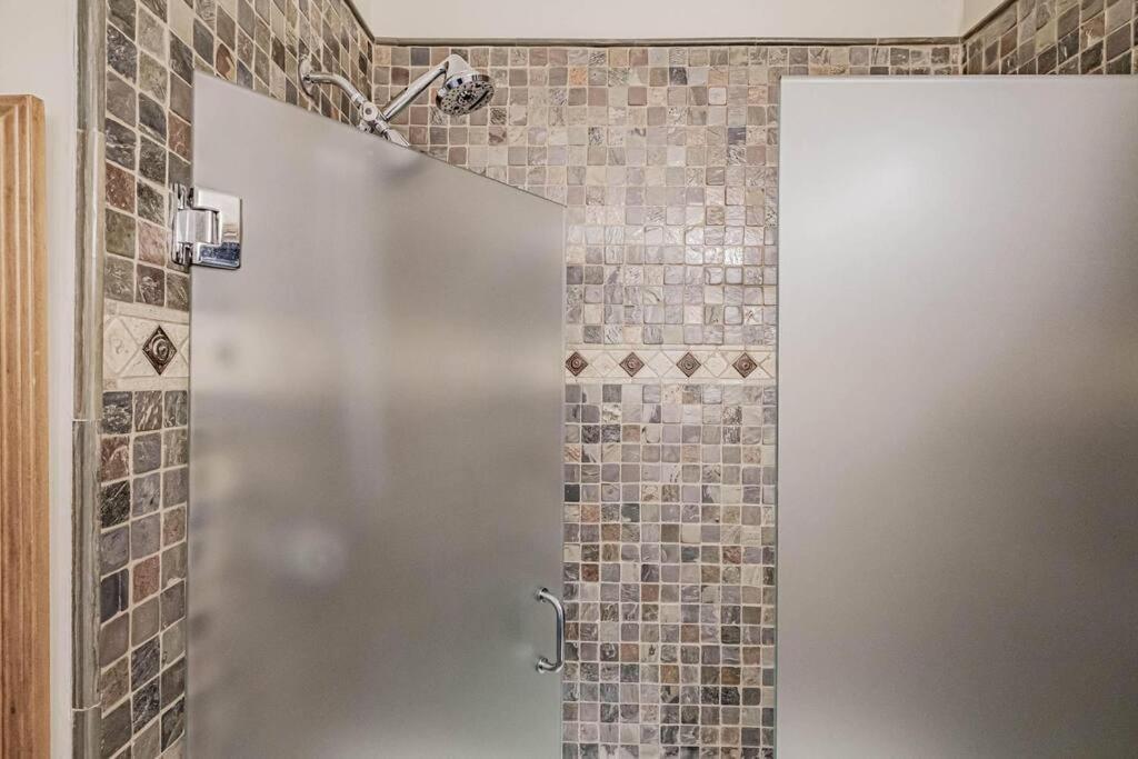 Historic Corner Apartment With Patio & Off Street Parking Portland Extérieur photo