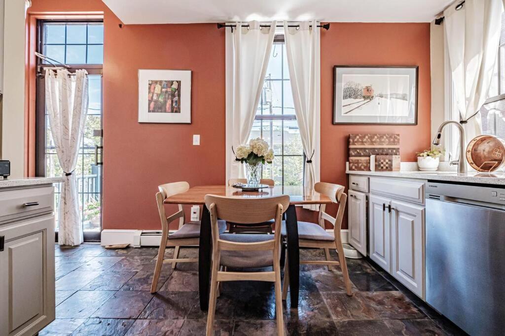 Historic Corner Apartment With Patio & Off Street Parking Portland Extérieur photo